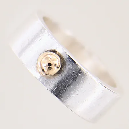 Ring med förgylld detalj, stl: 16¾, bredd: 7mm, repig, silver 925/1000 Vikt: 7,7 g