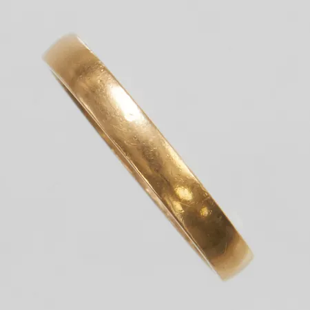 Ring, slät, stl 18, bredd 3mm, svenska stämplar, repig, gravyr, 18K Vikt: 3,4 g