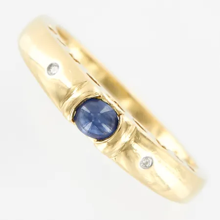 Ring, stl 17½, bredd 1,5-3,5mm, safir samt diamanter 2x0,01ct, 18K Vikt: 2,5 g