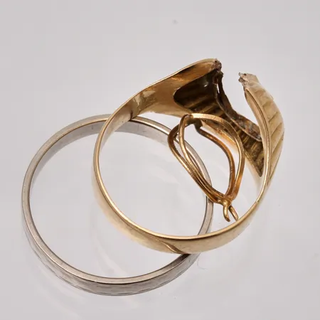 Diverse defekt guld, 18K, vikt 5,14g.