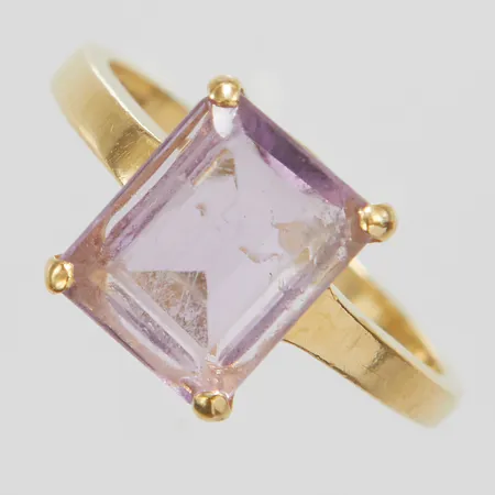 Ring, ametist, stl 17½, höjd 0,9-6,5mm, bredd 2,2-9,9mm, 18K Vikt: 4 g