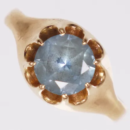 Ring, blå sten, stl 18¾, bredd 2,8-11mm, Hallberg år 1950, svag gravyr, 18K Vikt: 5,7 g