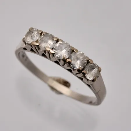 Ring i 18K vitguld, stl 18, bredd 1,4-3,6mm, 5st vita stenar, Ø3,5mm, slitna, personlig gravyr, vikt 2,42g.