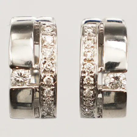 Ett par örhängen, creoler, diamanter 2xca0,07ct, 18xca0,01ct, Ø13,5mm, bredd 6mm, vitguld, 18K Vikt: 6,2 g