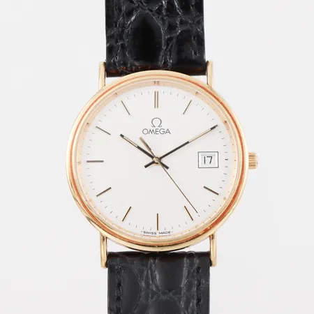 Herrur Omega, gravyr, fungerar ej,diameter 32.6 mm,18k.