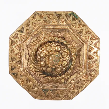 Brosch i mässing med arbetad dekor, 40x40mm Vikt: 0 g