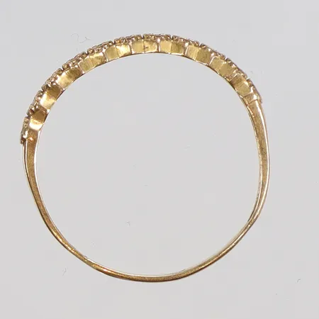 Ring med vita stenar, stl 19¼, bredd ca 1-2mm, skev skena, 21K Vikt: 1,6 g