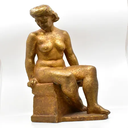 Skulptur, Eric Grate (1896-1983) Sittande kvinna, signerad E. Grate, gjutarmärkt H. Bergman Cire Perdue, guldpatinerad brons, höjd 44 cm, bok om Eric Grate medföljer, skickas ej Vikt: 0 g Specialfrakt, kontakta pantbankskontoret för mer information.