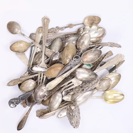 Diverse silverbestick, defekt, delvis gravyr silver 830/1000 Vikt: 572,9 g