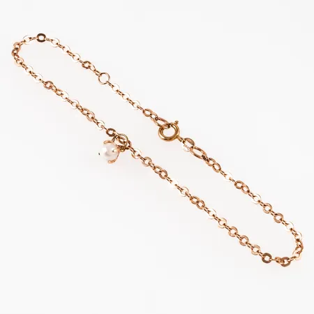 Armband i 14K guld med berlock odlad vit pärla Ø 5 mm. Justerbar i längd 20/22cm, 2,5 mm brett och väger 2,9g. Springring.