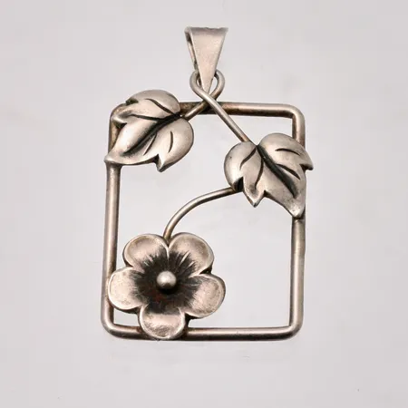 Hänge i silver, mått 23x37,3mm, 830/1000, tillverkad av Wilhelm Harbeck, vikt 3,4g.