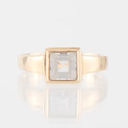 Ring med sten, W&A,storlek 20 mm, bredd 3.3-8.4 mm,stenen med flera nagg,18k. Vikt: 5 g