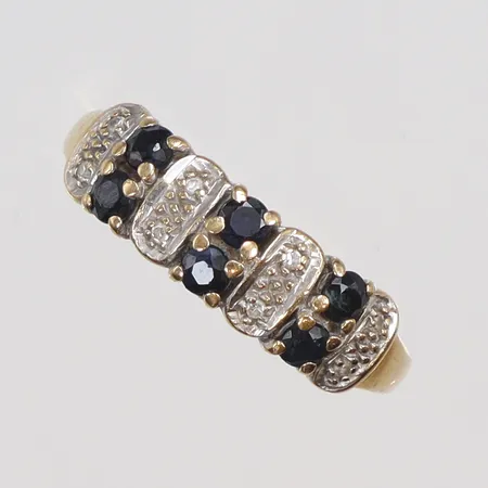 Ring med diamanter totalt ca 8x0,005ct, samt blå stenar, stl 17½, bredd 1-5mm, 18K Vikt: 3,2 g