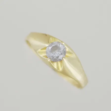 Ring med sten, Ø 18 mm, bredd 6,8 mm, 18K Vikt: 2,2 g