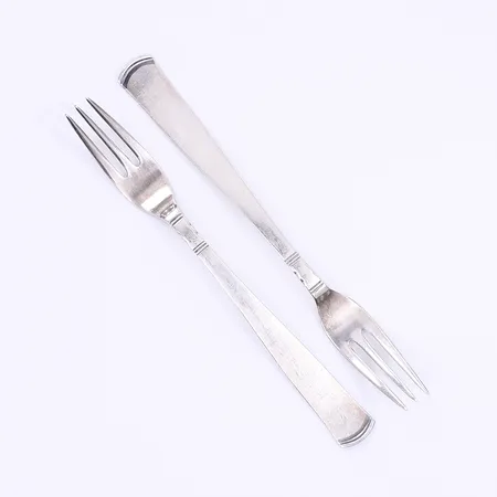 2 Sillgafflar, Rosenholm, design Jacob Ängman för GAB 1934, dessa exemplar 1966, längd 12cm, repor, silver 830/1000 Vikt: 26,3 g