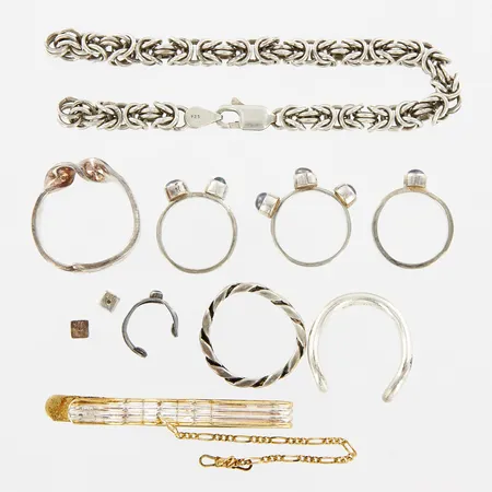 6 ringar, 1 tåring, 1 armband, 1 slipshållare, 2 tärningar,defekter, slitage silver ostämplat och-925/1000 Vikt: 48,6 g