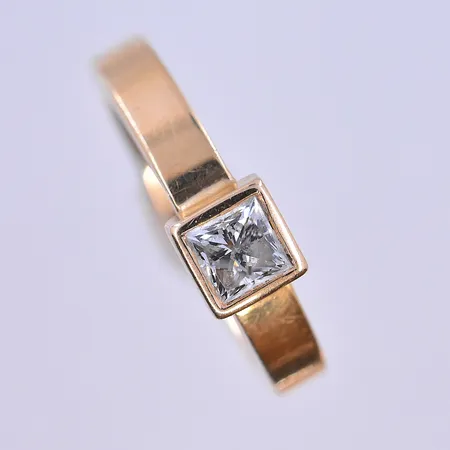 Ring med prinsessslipad diamant 0,30ct, Schalins, stl 15, bredd 3 mm, 18K. Vikt: 4,7 g