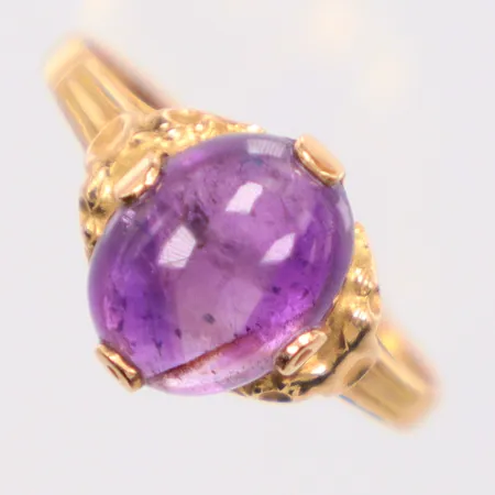 Ring, Ø17¾, lila sten troligtvis ametist, något ojämn i skenan, 18K Vikt: 2,2 g