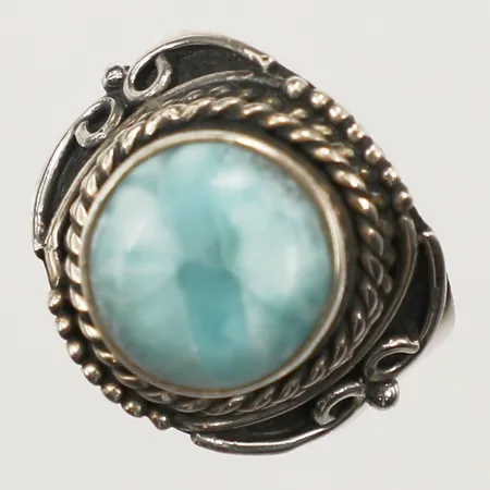 Ring med turkosmelerad sten, möjligen larimar, stl 15¾, bredd 15,5mm, 925/1000 silver Vikt: 5 g