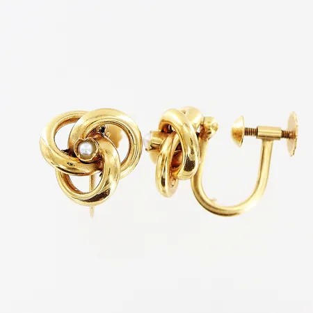 Ett par örhängen, knut, pärla Ø2mm, 11x11mm, skruvfäste, 18K. Vikt: 2,4 g