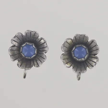 Ett par örhängen med sten, bredd 12,9 mm, silver 835/1000 Vikt: 3,4 g