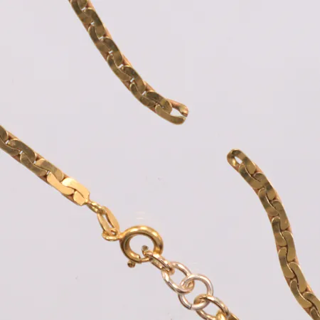 Kedja, längd 40cm, bredd 2,5mm, defekt trasig, några länkar vid lås ej guld, 18K Vikt: 13,8 g