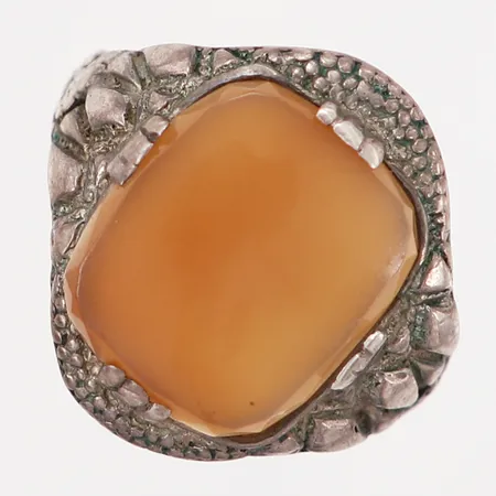 Ring med karneol, stl 18½, bredd 1-20mm, ostämplat silver Vikt: 6,6 g