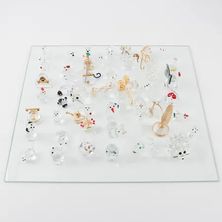 Miniatyrfiguriner i kristall, ca 50 st varav 2 st Swarovski övriga Skandinaviska Kristallcompagniet ur "Drottningens Kristallcollection".