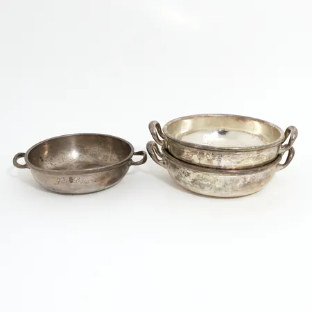 Tre uppläggningsskålar Gebruder Hepp i vitmetall, Ø20-23cm, höjd: 6-7cm, Tyskland, slitage samt en med gravyr Skickas med postpaket.