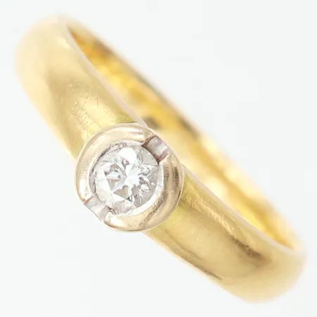 Ring med briljantslipad diamant 1 x 0,20ct enligt gravyr, stl: 16¾, bredd 3-5mm, GHA, 18K. Vikt: 4,9 g