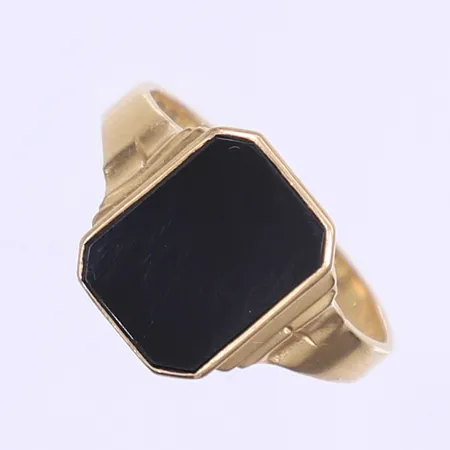 Klackring med svart sten, stl 20¼, bredd 3-15mm, gravyr, 18K Bruttovikt: 4,4g