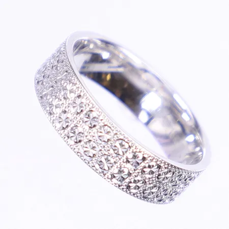 Ring med vita stenar runtom, stl 15¾, bredd 4mm, Schalins, gravyr, vitguld 18K Vikt: 4,8 g