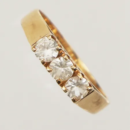 Ring, med stenar, stl 15½, bredd 2,2-3,2mm, 18K Vikt: 1,7 g