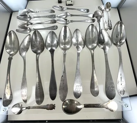 Silverskedar, gravyr Vikt: 682,5 g