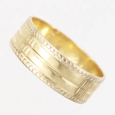 Ring, Ø18½, bredd 7mm, med gravyr, 14K Vikt: 4,2 g