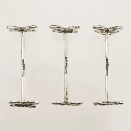 Tre smörtaxar, bredd 4cm, något skeva, silver Vikt: 16,8 g