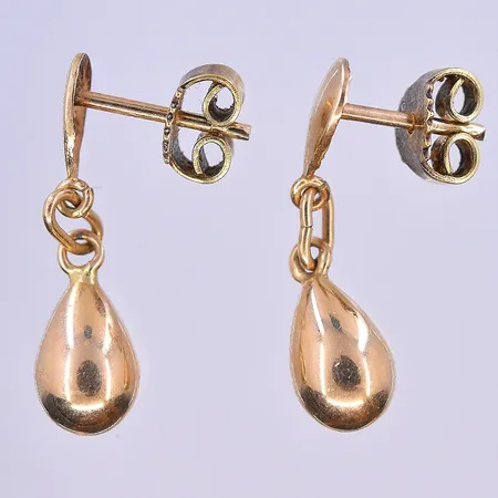 Ett par örhängen, längd 22 mm, 18K. Vikt: 1,8 g