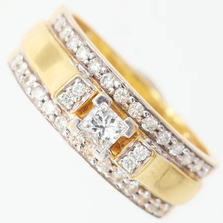 Ring med Prinsesslipade diamant 1 x ca 0,25ct, samt briljantslipade 40x ca 0,01ct, stl: 17½, bredd 6-7mm, GHA, 18K. Vikt: 7 g