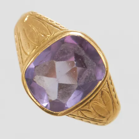 Ring, syntetisk färgväxlande safir, stl 16, höjd 1,8-5,2mm, bredd 3-12,7mm, skenan i 23K, fattning i 18K Vikt: 7,1 g