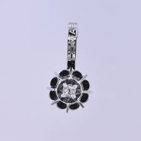 Hänge, längd 11 mm, bredd 6 mm, vitguld, 18K. Vikt: 0,4 g