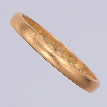 Ring slät, stl 19¾, gravyr, 18K Vikt: 3,1 g