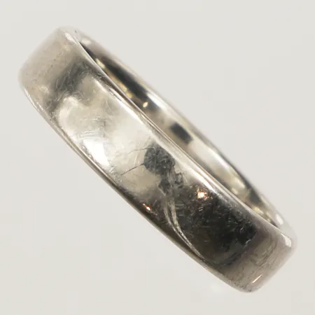 Ring, stl 18¾, bredd 4,9mm, gravyr, platina 950/1000 Vikt: 10,4 g