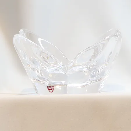 Skål  Orrefors, 18x18cm, signerad Lars Hellsten Skickas med postpaket.