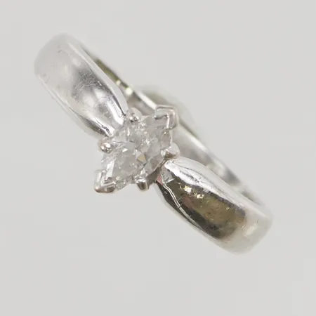 Ring med navettslipad diamant ca 0,20ct, Ø16¾, bredd:8mm, 18K 5,8g.