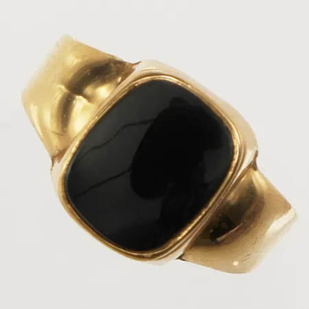 Ring med onyxplatta, stl 19¾, bredd 12,9mm, 18K Vikt: 3,6 g