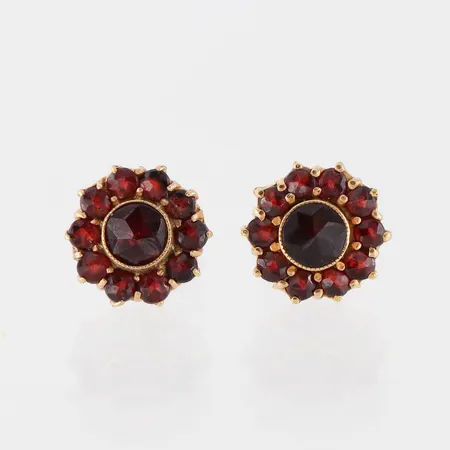 Örhängen paret med granater, diameter ca 10.7 mm,förgylld metall.