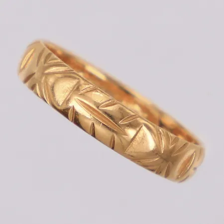 Ring, stl 16¼, bredd 4mm, mönsterdekor, gravyr, 18K Vikt: 2,7 g