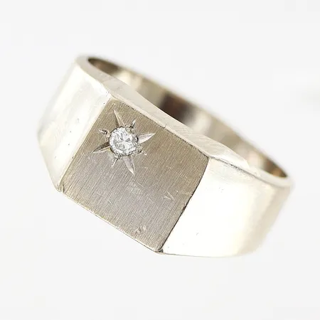 Klackring, diamant 0,03ct enligt gravyr, stl 17¼, bredd 4-8mm, vitguld, gravyr, 18K. Vikt: 8,7 g