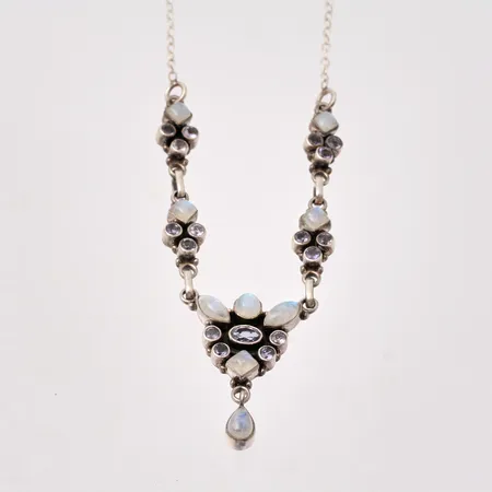 Collier i silver, 43-45,5cm, bredd 2,1-33mm, blå/lila stenar, 925/1000, tillverkad av Guldfynd, vikt 14,87g.