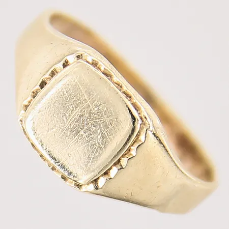 Klackring med dekor, stl 16¾, bredd 2-8,5mm, skev/bucklig, 14K Vikt: 2,1 g